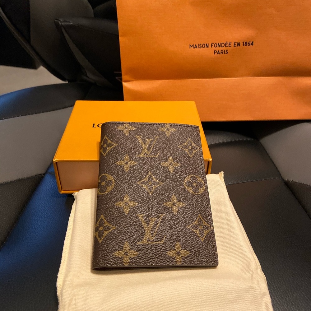 Louis vuitton passport holder